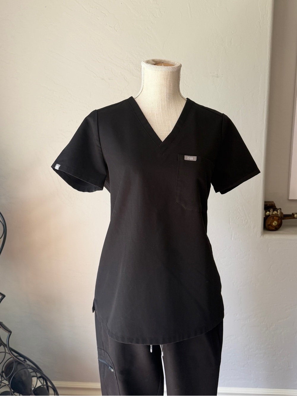 Figs Technical Collations Women's Black Scrub 2pc Set with Jogger Pants Size: S - Picture 4 of 13